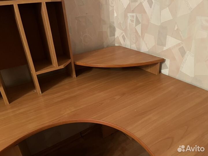 Компьютерный стол с ящиками и полками