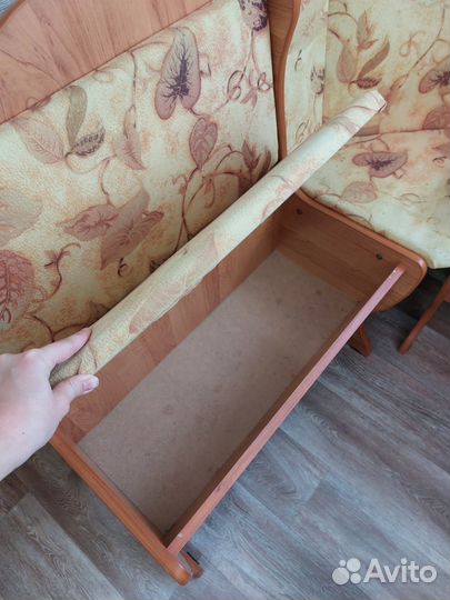 Кухонный уголок со столом и табуретками б/у