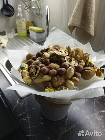 Сладкий букет из чупа чупсов, орехов