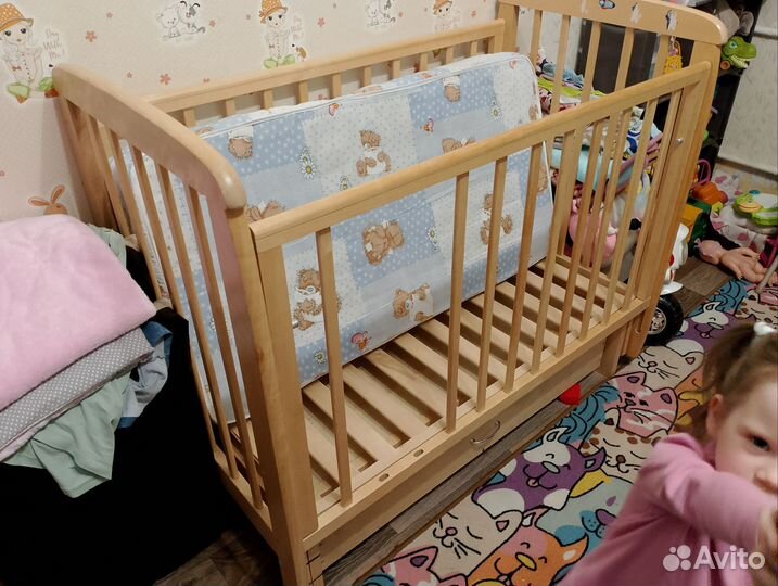 Кроватка детская с маятником