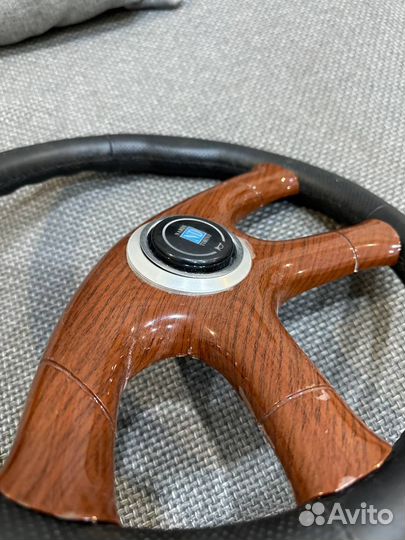 Спортивный руль Nardi с деревянной вставкой