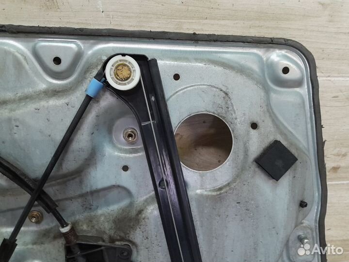 Стеклоподьемник передний правый Volkswagen Passat