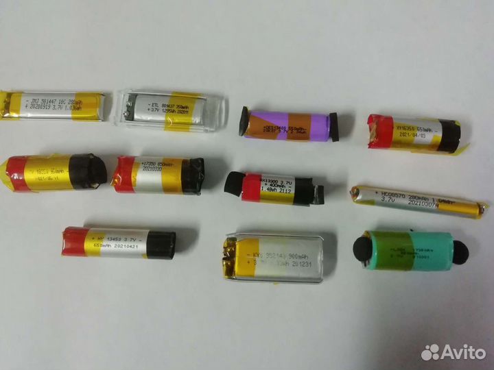 Аккумулятор для одноразок. Аккумуляторов в одноразках. Аккумулятор в одноразовой электронной сигарете. Аккумулятор 3. Акб от одноразок.