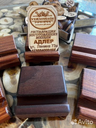 Подставка для телефона из массива кипариса