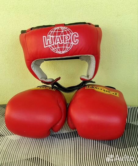 Защитный шлем и перчатки детские