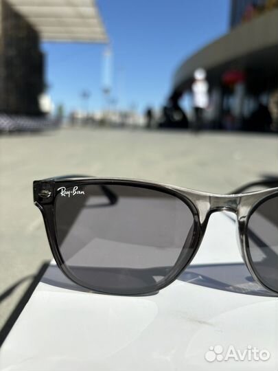 Солнцезащитные очки RAY BAN
