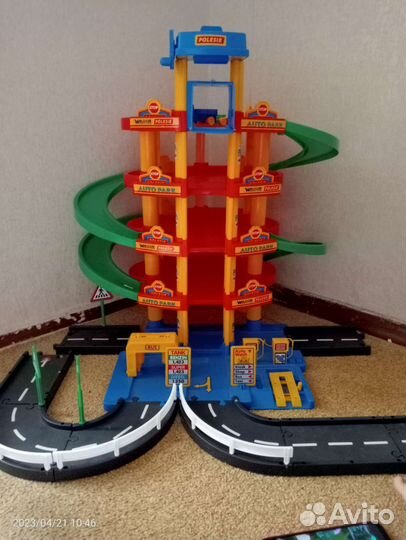 Гараж Паркинг 5-уровнев с дорогой и авто