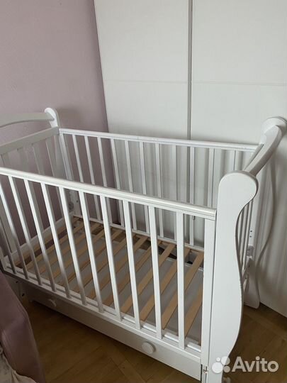 Детская кроватка с маятником