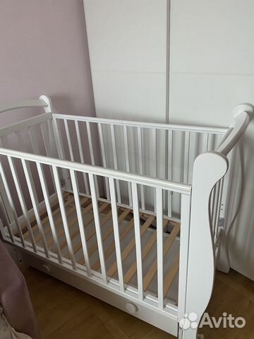 Детская кроватка с маятником