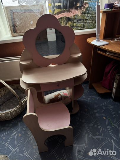 Детский туалетный столик