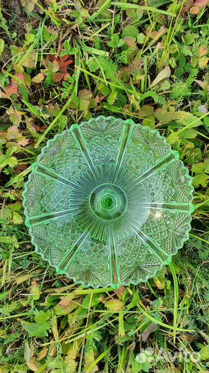 Ваза на ножке зеленое стекло старинная