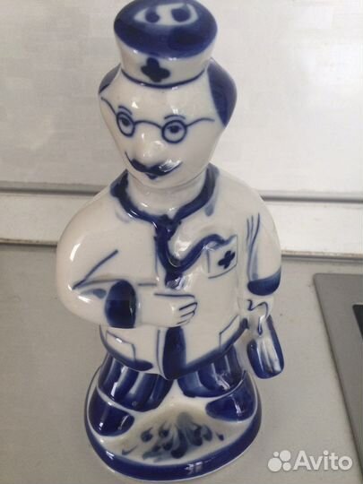 Гжель Фарфороая статуэтка Доктор гжель