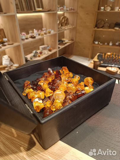 Янтарные шахматные фигуры в шкатулке