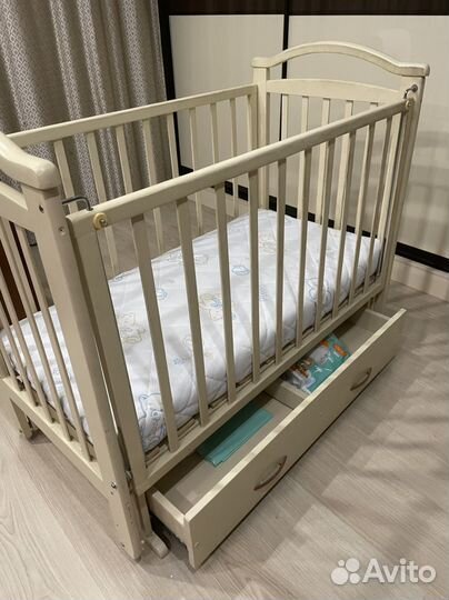 Детская кроватка с маятником и ящиком