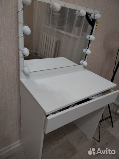 Туалетный столик с зеркалом и подсветкой