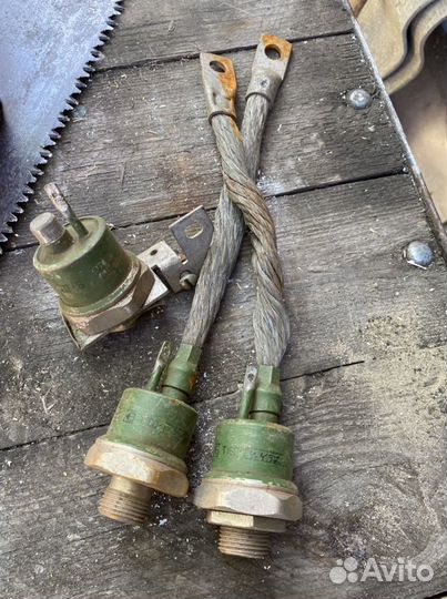 Тиристор Т160