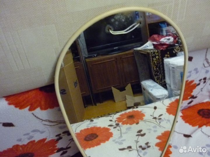 Зеркало овальное, в рамке 70х38 см., б/у