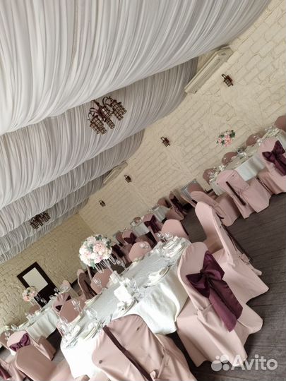 Вазы с цветами на гостевые столы