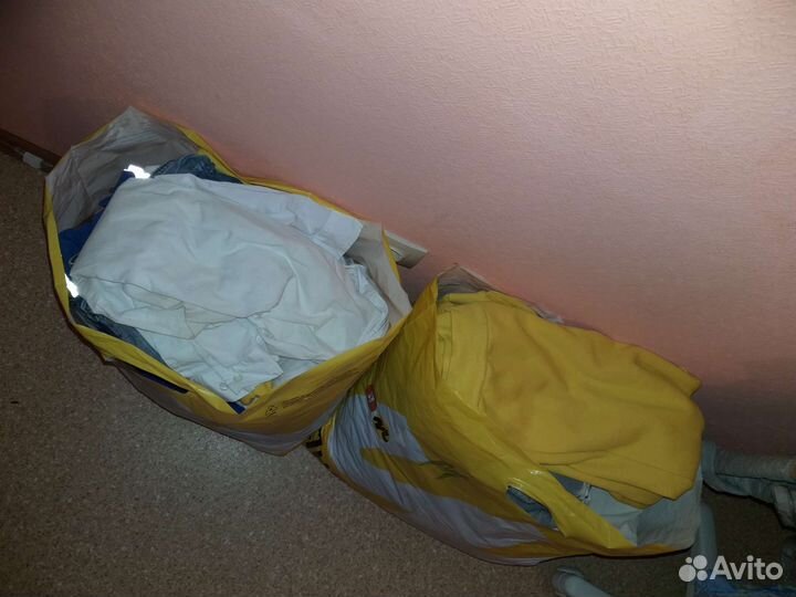 Два пакеты одежды м