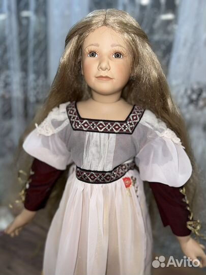Коллекционная фарфоровая кукла