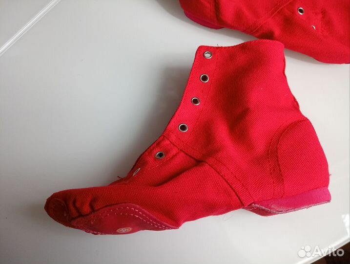 Джазовки для танцев красные