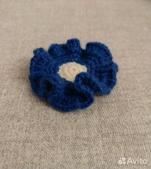 Вязаная брошь 