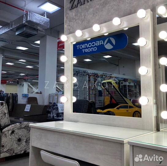 Гримерный стол и гримерное зеркало с подсветкой