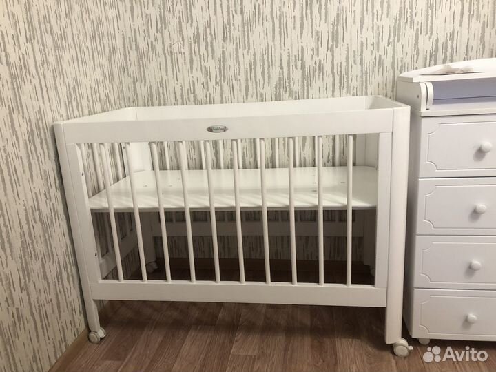 Детская кроватка и комод