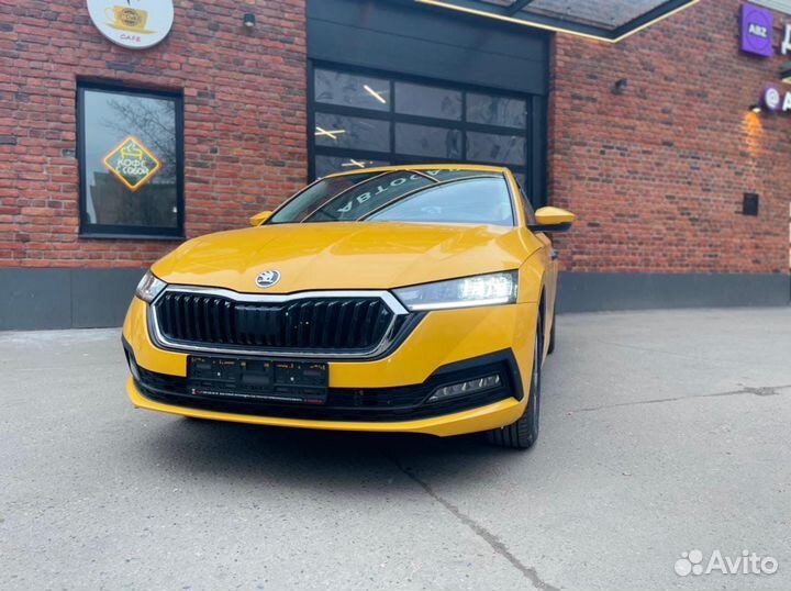 Водитель на новый легковой автомобиль