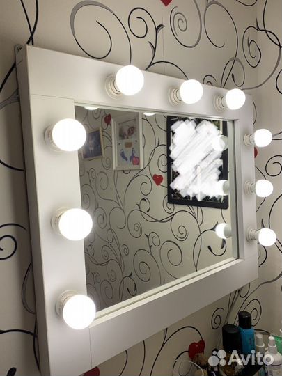 Гримерное зеркало с лампочками
