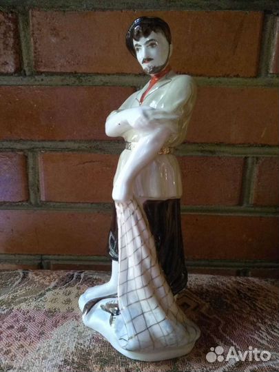 Статуэтка фарфор рыбак