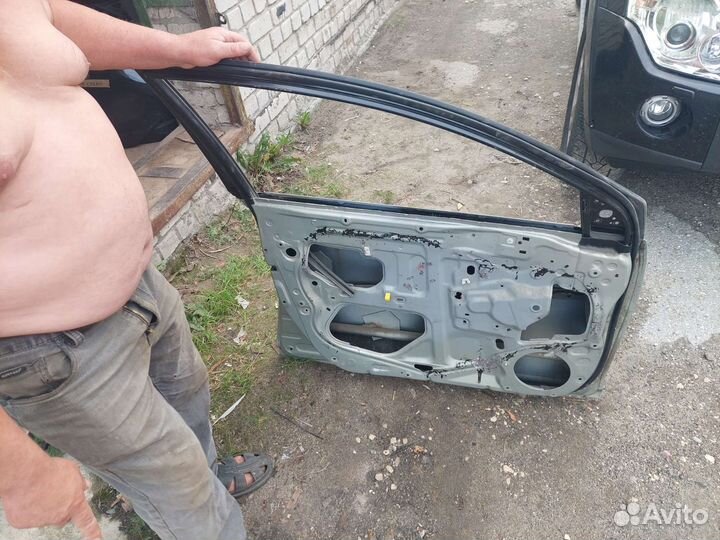 Передняя левая дверь toyota avensis