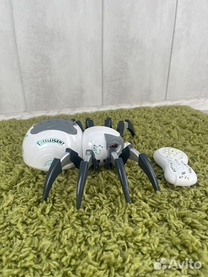 Робот паук на пульте управления