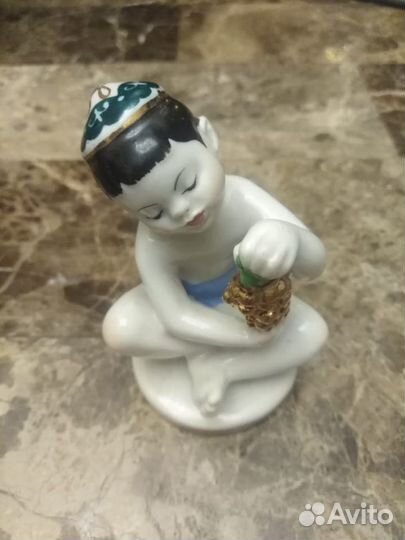 Статуэтка. Мальчик с виноградом