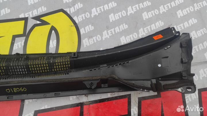 Жабо Накладка лобового стекла Toyota Corolla E210