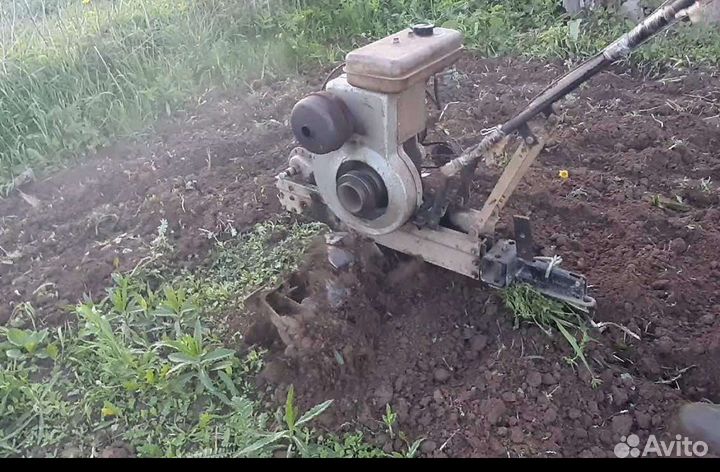 Вспашка земли мотоблоком