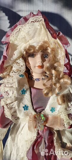 Кукла фарфоровая