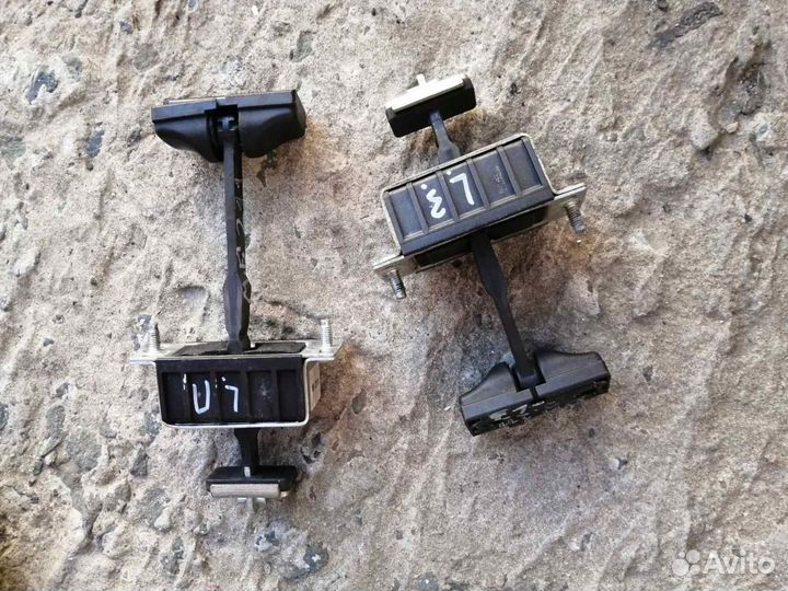 Ограничитель двери петля Левая Мерседес E 211