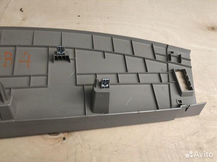 Обшивка двери багажника Cadillac SRX II 09-16