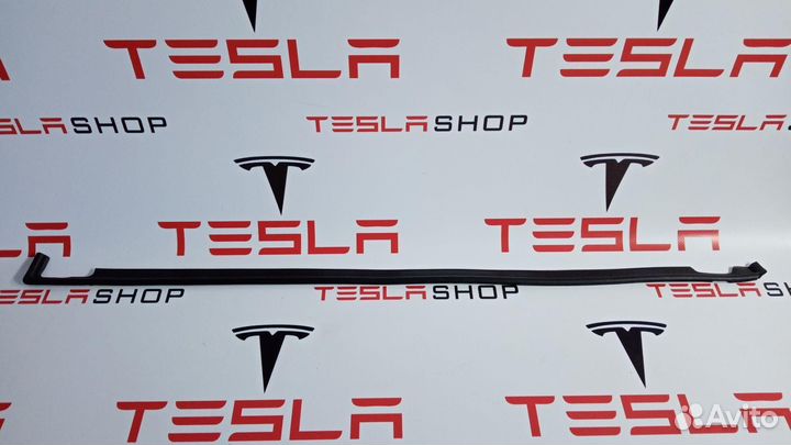 Уплотнитель подъемной задней двери Tesla Model X