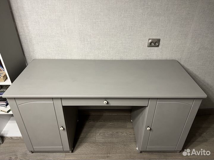 Детский письменный стол с доводчиками