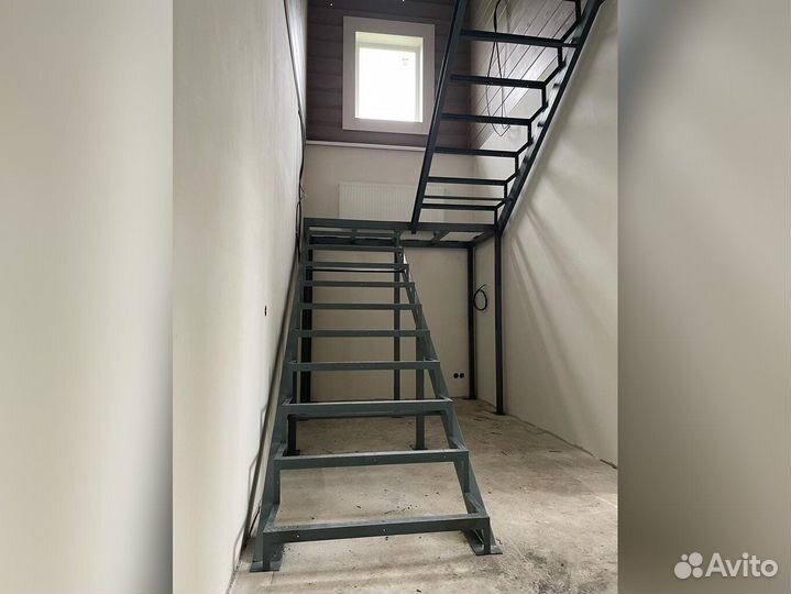 Металлический каркас лестницы на ломаном косоуре