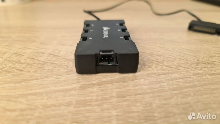 Контролер для вентиляторов Corsair RGB Led Fan Hub