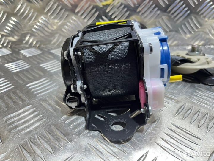 Ремень безопасности передний левый Mitsubishi