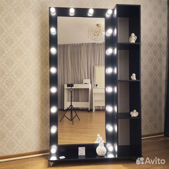 Зеркало на колесиках с полочками