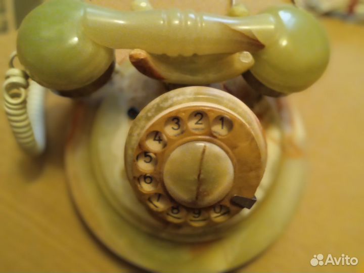 Телефон стационарный дисковый и статуэтки