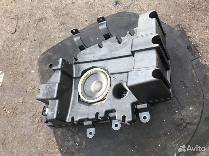 Subaru Tribeca сабвуфер