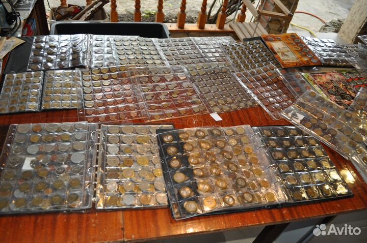 Коллекция -монет и купюр