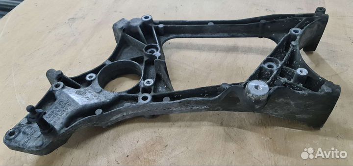 Кронштейн генератора Mercedes OM651