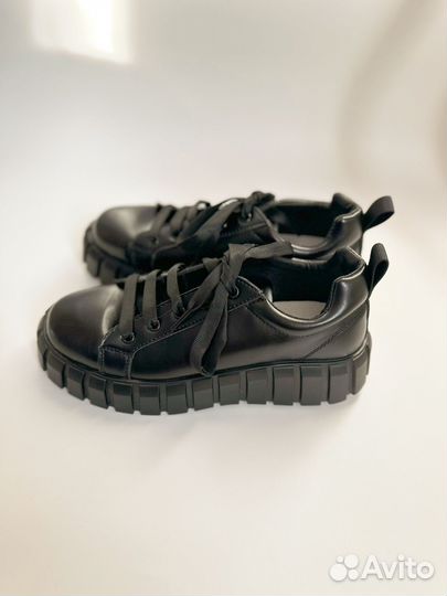 Кроссовки женские